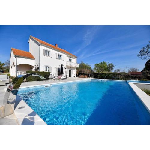 Spacious villa Vito with large pool