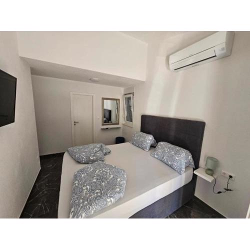 Spacious Villa With Outdoor Swimming Pool in Trogir - Classic Two Bedroom Apartment