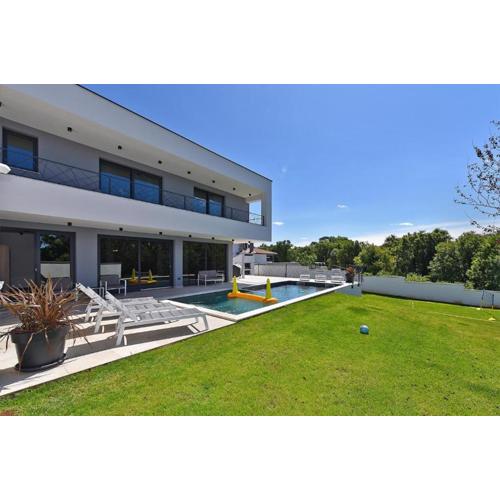 Spacious villa with pool and garden in Stokovci