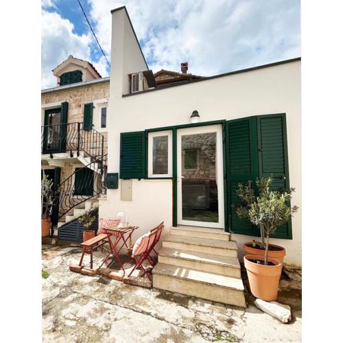Split Old Town Hideaway - Cozy House