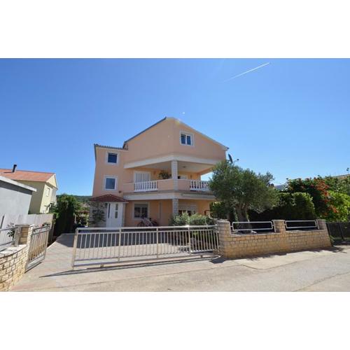Sreća Apartment near beach with BBQ