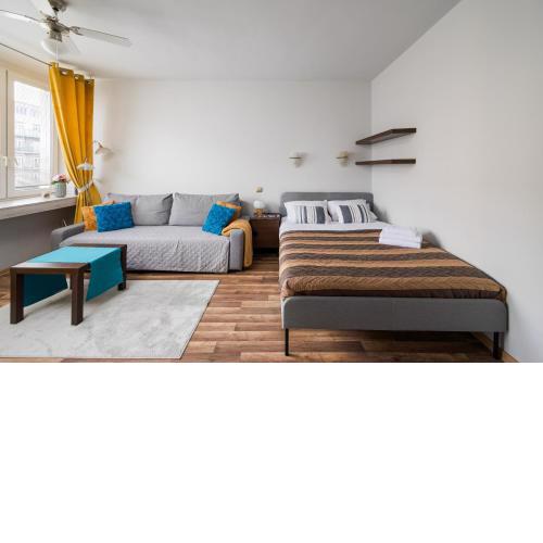 Stay with Friends in Warsaw Apartment