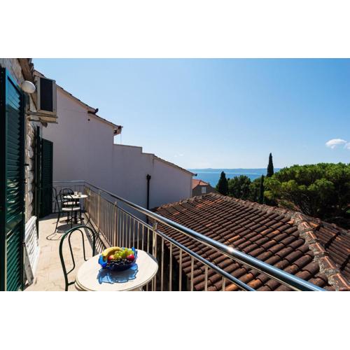 Stone house Dragan in the very center, with pool table, two balconies and the sea view