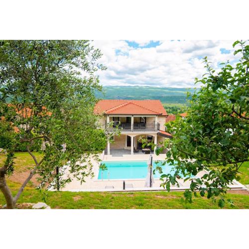 Stone house with 4 bedrooms and beautiful view