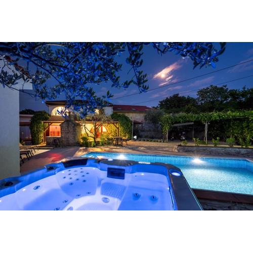 Stone Lady Holiday home with pool&hot tub,sauna,bbq,garden