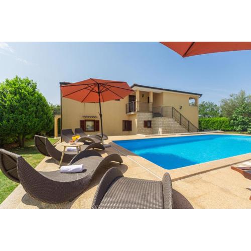 Strandnahe Ferienwohnung Marea Mit Pool Und Garten