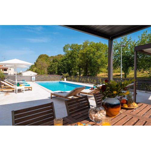 Strandnahes Apartment mit Jacuzzi, Meerblick, Pool, privatem Balkon, nur 100 Meter zum Strand