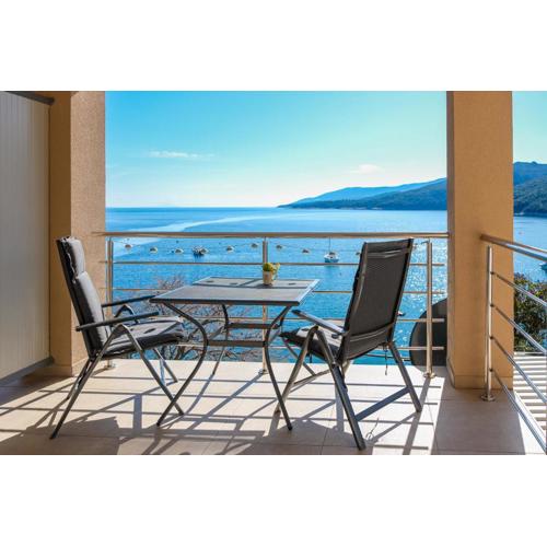 Studio apartment above promenade w terrace & parking