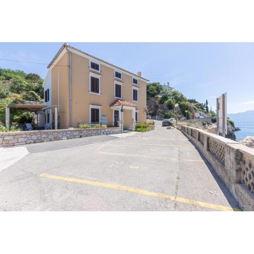 Studio Apartment Alina with Sea View