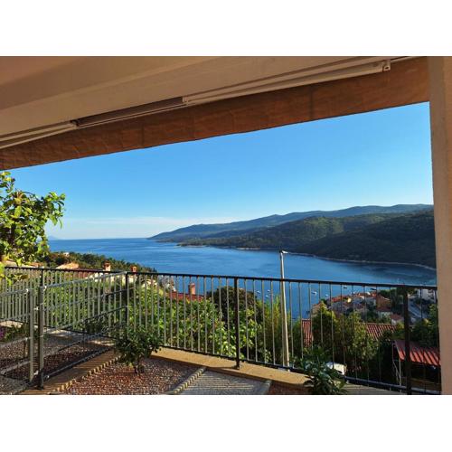 Studio Apartment Đuli Rabac with private hot tub and free parking