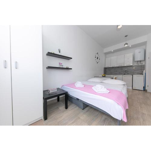 Studio apartment for 2, Wi-Fi, Kitchenette, Public Parking, Private Entrance