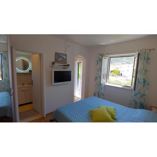 Studio apartment in Bol with balcony, air conditioning, WiFi, washing machine 3634-3