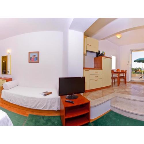Studio apartment in Brela with a sea view, terrace, air conditioning, WiFi 201-4