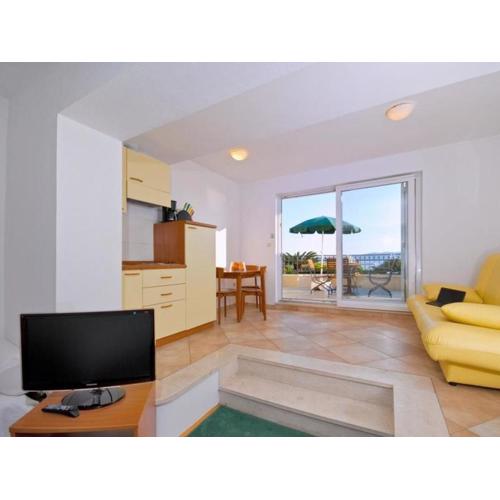 Studio apartment in Brela with a sea view, terrace, air conditioning, WiFi 201-6