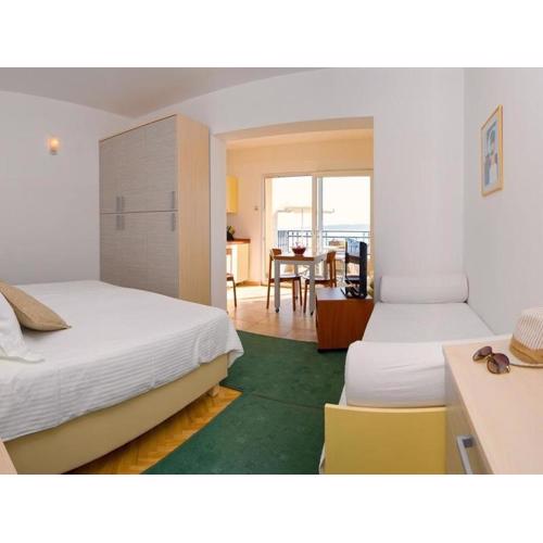 Studio apartment in Brela with a sea view, terrace, air conditioning, WiFi 201-7