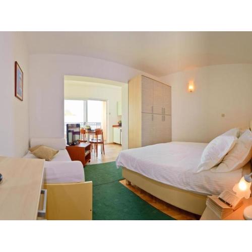 Studio apartment in Brela with a sea view, terrace, air conditioning, WiFi 201-9