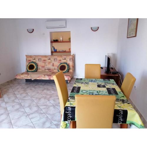 Studio apartment in Funtana with terrace, air conditioning, WiFi, washing machine 4982-5
