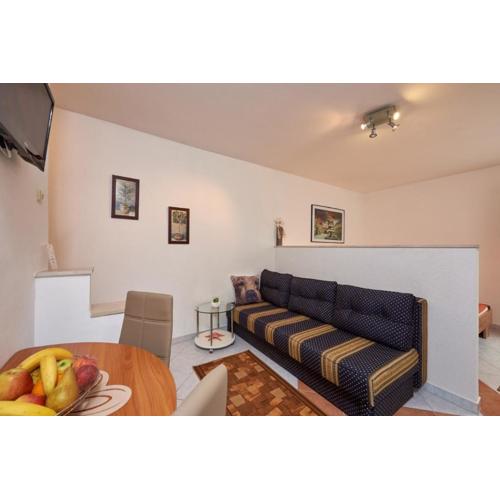 Studio apartment in Mastrinka with loggia, air conditioning, WiFi, washing machine 5159-1