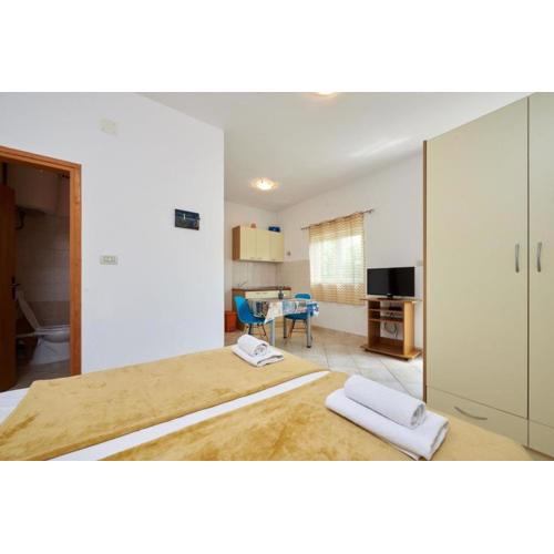 Studio apartment in Seget Vranjica with terrace, air conditioning, WiFi, washing machine 5052-1