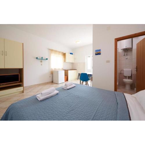 Studio apartment in Seget Vranjica with terrace, air conditioning, WiFi, washing machine 5052-2