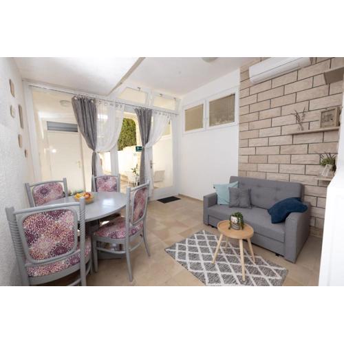 Studio apartment Tonći