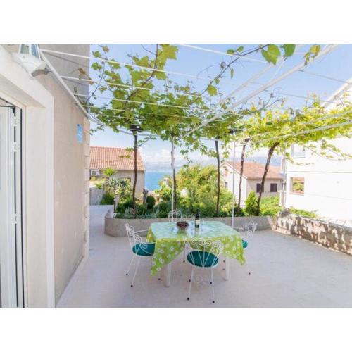 Studio apartment with terrace sea view