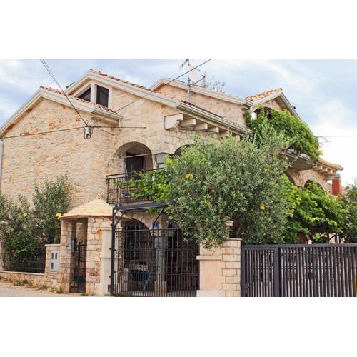Studio Basanija 7148a