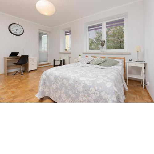Studio Bielany with Home Office near Metro Station by Noclegi Renters