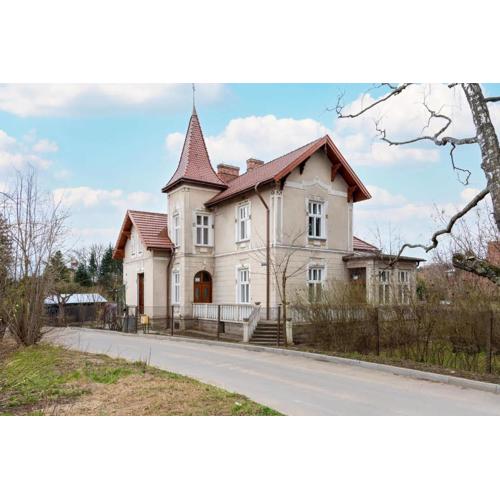 Studio in historical Tiffany Villa with Garden by Noclegi Renters