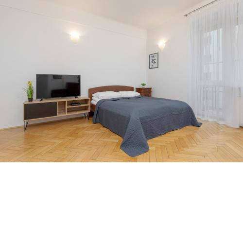 Studio in the Center of Warsaw with Balcony and Separate Kitchen by Noclegi Renters
