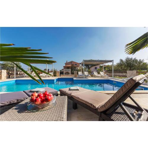 Stunning Apartment In Liznjan With Wifi