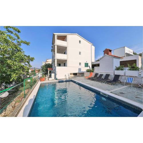Stunning Apartment In Okrug Donji