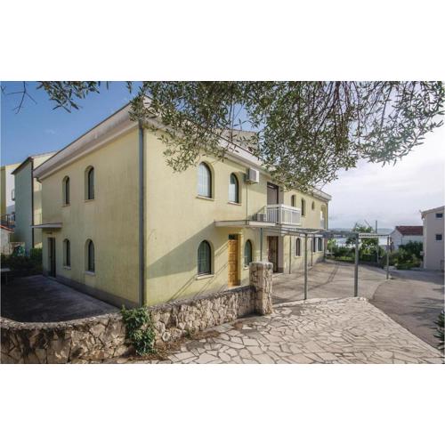 Stunning Apartment In Okrug Gornji