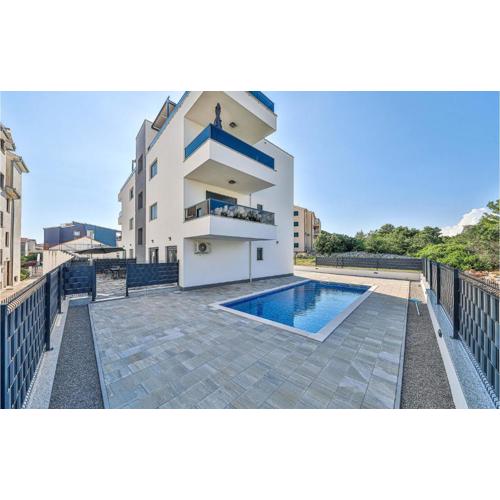 Stunning Apartment In Okrug Gornji