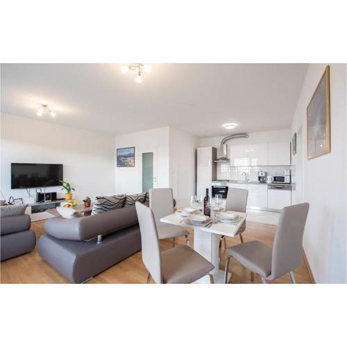 Stunning Apartment In Podstrana