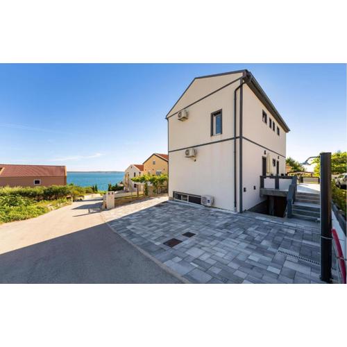 Stunning Apartment In Rtina With Wifi