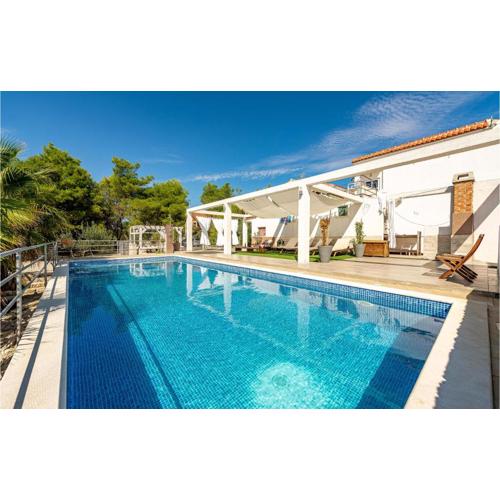 Stunning Apartment In Vir With Wifi