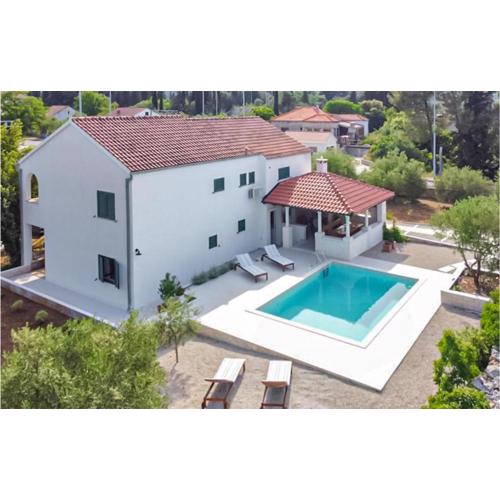 Stunning Apartment In Zrnovo With Wifi