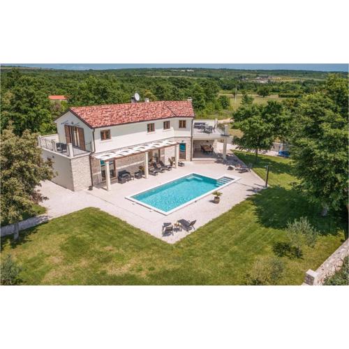 Stunning Home In Bale With Wifi