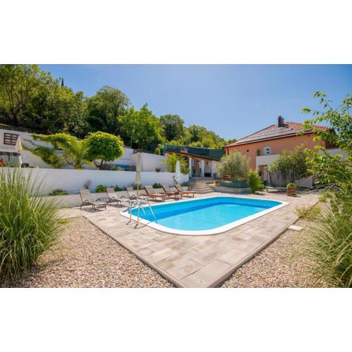 Stunning Home In Donji Prolozac