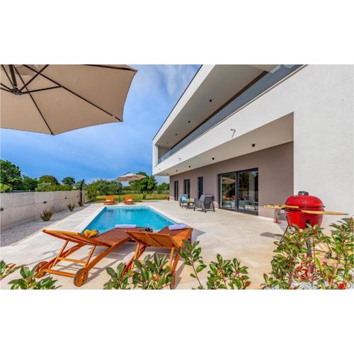 Stunning Home In Fazana With Wifi
