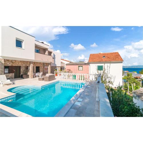 Stunning Home In Grohote With Wifi