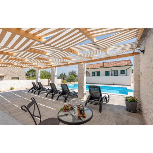 Stunning Home In Lun With Wifi