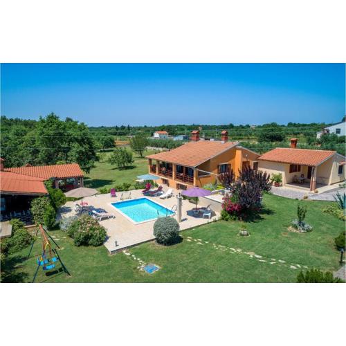 Stunning Home In Muntic