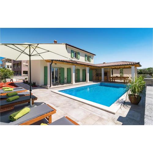 Stunning Home In Peroj