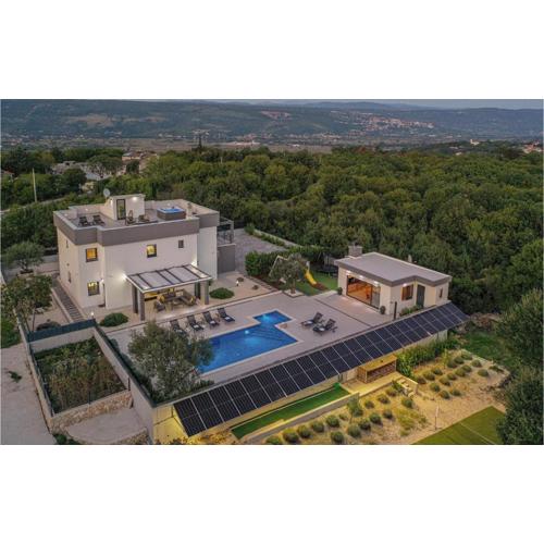 Stunning Home In Poljica With Jacuzzi