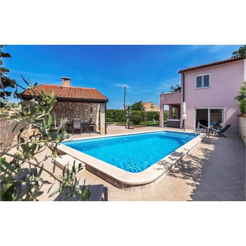 Stunning Home In Pula With Jacuzzi