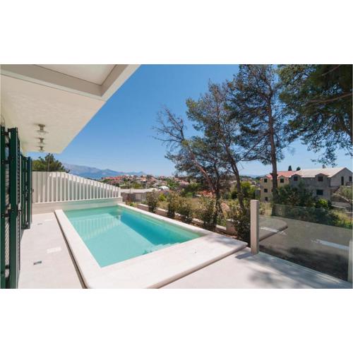 Stunning Home In Sumartin