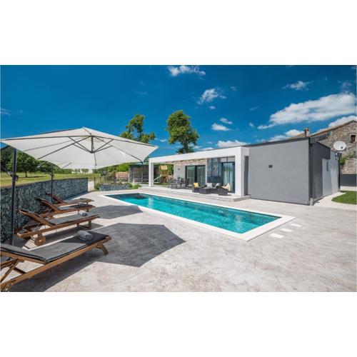 Stunning Home In Tinjan With Jacuzzi