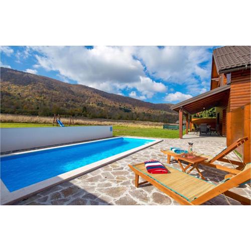 Stunning Home In Tuk Vojni With Jacuzzi